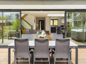 Χώρος καθιστικού στο Pass the Keys Minety Lake lodge hot tub games room