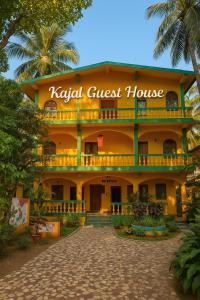 Un hotel con un cartel en la entrada. en Kajal guest house, en Calangute