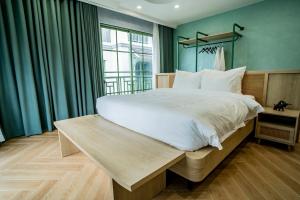 เตียงในห้องที่ Hayha Villa - Tropical Garden Khem Beach