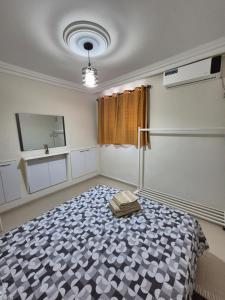 a bedroom with a large bed in a room at Cozy Apartment in Monastir
