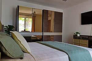 een hotelkamer met een bed en een televisie bij Ana's home in Sibiu