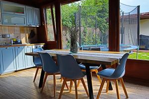 een keuken met een houten tafel en stoelen bij Ana's home in Sibiu
