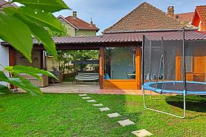 een huis met een schommel in de tuin bij Ana's home in Sibiu