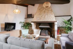 Μια τηλεόραση ή/και κέντρο ψυχαγωγίας στο PATXO, Doppelzimmer auf Finca Zenara, Wifi, Klima, XXL Pool, Terrasse, Yoga, Gemeinschaftsküche