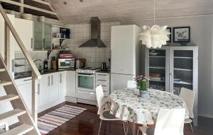 Kuchyň nebo kuchyňský kout v ubytování Lovely Home In Gotlands Tofta With Wifi