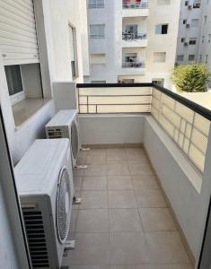 La SoukraにあるAppartement meubléのバルコニー(エアコン付)