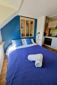 Postel nebo postele na pokoji v ubytování Cosy Color