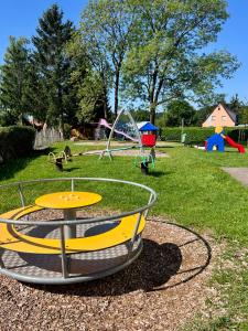 Sân chơi trẻ em tại Haus Morgengau Familienzeit und Wellness