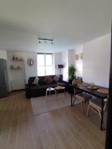 Χώρος καθιστικού στο Appartement privé à 15mn de Paris et proche Enghien les bains