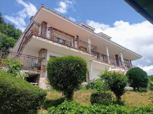 a building with bushes in front of it at Casa el rey 12 - Apartamentos Buenos Aires y Figueras AR-1419-AS in Valbona