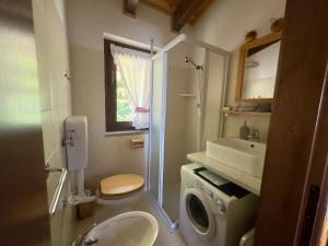 Bilik mandi di Panorama1200C, in the heart of the San Fermo Hills