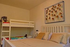 een kinderkamer met een stapelbed en een stapelbeddubbelprefixprefixprefix bij Ana's home in Sibiu +87 foto's