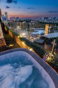 Bazén v ubytování Downtown Floreasca Penthouse w Jacuzzi&Terrace nebo v jeho okolí