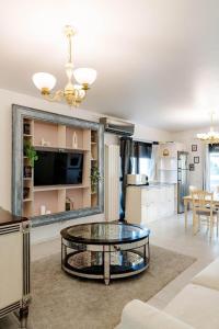 Kuchyň nebo kuchyňský kout v ubytování Downtown Floreasca Penthouse w Jacuzzi&Terrace