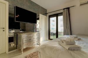 Postel nebo postele na pokoji v ubytování Downtown Floreasca Penthouse w Jacuzzi&Terrace + 34 fotografií