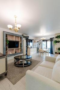 TV a/nebo společenská místnost v ubytování Downtown Floreasca Penthouse w Jacuzzi&Terrace