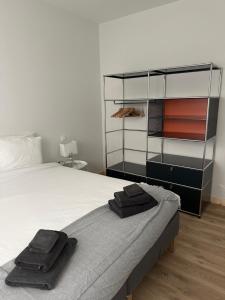 ein Schlafzimmer mit einem Bett mit zwei Handtüchern darauf in der Unterkunft Appartement Design IX - Port du Rosmeur - Sublime Vue Mer - Parking in Douarnenez