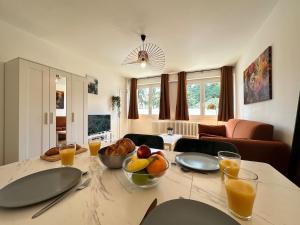 a living room with a table with bowls of fruit on it at M Lorry Frida cosy au rdc avec balcon proche Metz in Metz