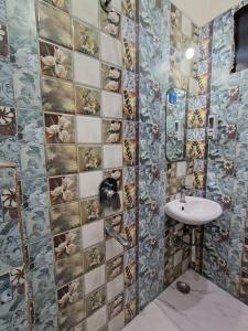 a bathroom with a sink and a mirror at Braj NIDHIVAN dham in Jāmb