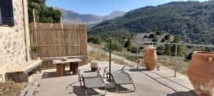 un patio con sedie e una panca e una vista di Casablu a Stavrokhórion
