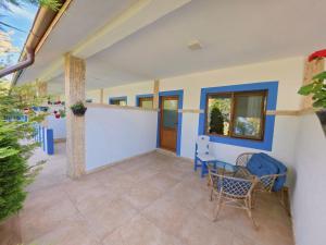 a patio with chairs and a table in a house at Pescarul Deltei in Murighiol