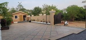 VenkatāpurにあるGolden nest farmsの正面に駐輪場がある家 +4枚の写真