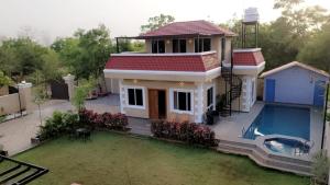 VenkatāpurにあるGolden nest farmsの正面にプールがある家