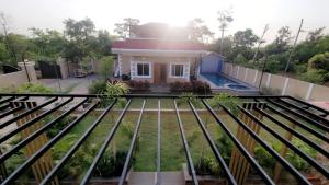 VenkatāpurにあるGolden nest farmsのプール付きの家