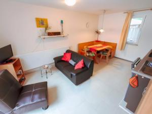 a living room with a couch and a table at Ferienhäuser Heideröslein in Fürstenberg