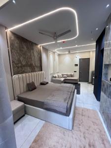 Ένα ή περισσότερα κρεβάτια σε δωμάτιο στο New Fusion suites