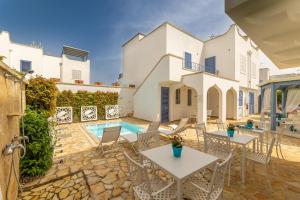 una imagen de una villa con piscina en Appartamento Playa Mozza, en Torre Lapillo