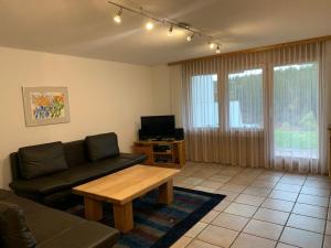 a living room with a couch and a coffee table at Casa Migiur 3,5 Zimmer-Apartment in Laax