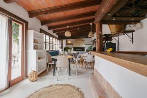 a kitchen and dining room with a table and chairs at FALCO , Apartment auf Finca Zenara, Terrasse, XXL-Pool, Küche, AC, WIFI, Yoga in Manacor