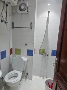 une petite salle de bain avec toilettes et douche dans l'établissement فندق أركان الصفاء, à Ajyad