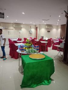 une pièce avec une table avec une nappe verte dans l'établissement فندق أركان الصفاء, à Ajyad