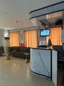 a lobby with a waiting room with a couch and a tv at فندق أركان الصفاء in Ajyad +8 photos
