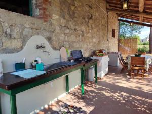 cocina con fregadero y patio en CASA INDIPENDENTE con giardino-min 3 notti, en Castiglione del Lago 40 fotos más