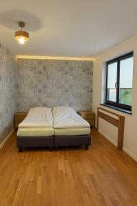 una camera da letto con un letto e una finestra di SWKD - Kameralne Apartamenty a Ostróda