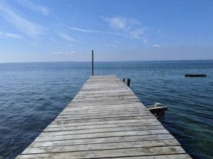 HøruphavにあるLuxury Pool Villa by Sea - By Traum Ferienwohnungenの水中の木造桟橋