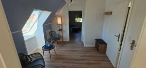 a hallway with chairs and a table in a room at Meehr-Laboe in Laboe