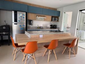 Kuchyň nebo kuchyňský kout v ubytování Condominio Frente Mar 3 suites com Ar Cond piscina e Hidro privativa