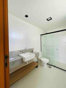 Koupelna v ubytování Condominio Frente Mar 3 suites com Ar Cond piscina e Hidro privativa