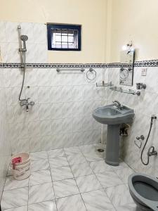 Un baño de Hotel Paradise and Jirekhursani Restaurant