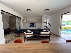 TV a/nebo společenská místnost v ubytování Condominio Frente Mar 3 suites com Ar Cond piscina e Hidro privativa