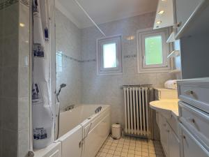 Koupelna v ubytování Le Montagny Sejour Cosy au Coeur des Alpes + 38 fotografií