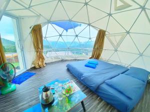 a room with a bed and a table in a tent at หยดฝน โฮมสเตย์ in Mon Jam