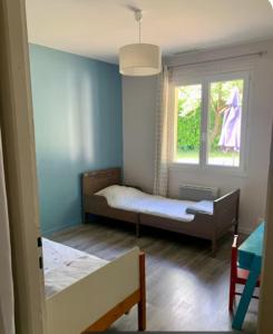 Katil atau katil-katil dalam bilik di Maison au calme proche de Bordeaux
