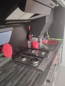 y cocina con fogones y nevera. en Ninfea, en Pescara