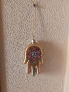 Un adorno navideño de una mano con una flor. en Ninfea, en Pescara