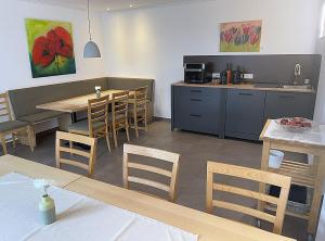 a kitchen and dining room with a table and chairs at Zum Seeweiher in Dreifelden